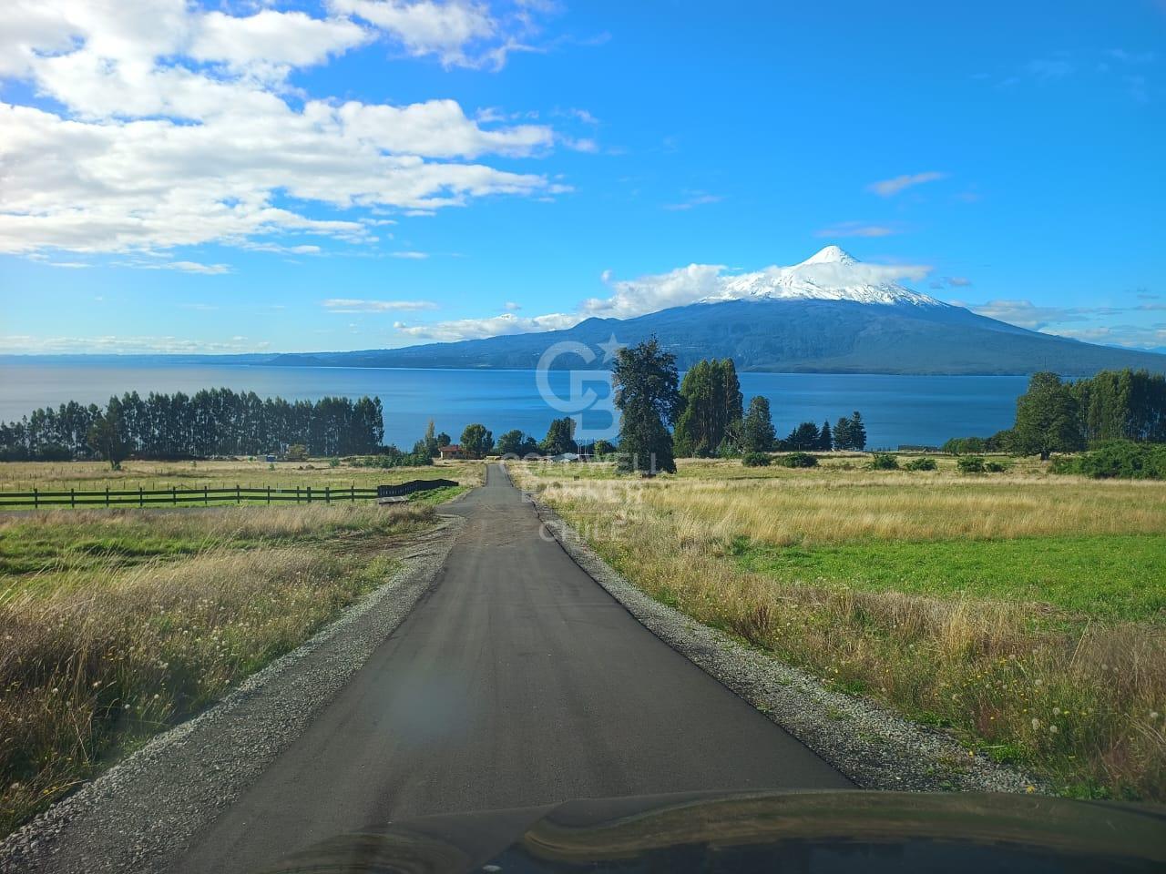 Vista a los Volcanes y al Lago en 180° Acceso al Lago