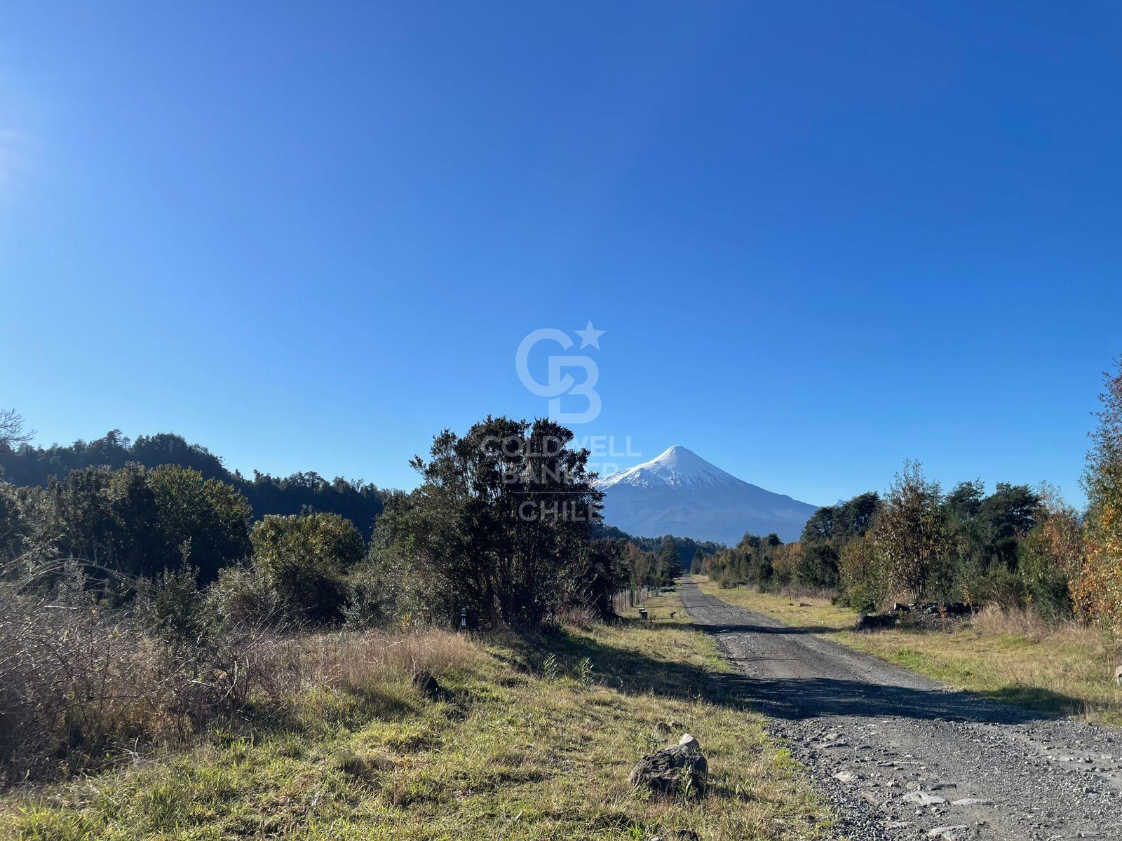 Vista al Volcán con rio que cruza el condominio | Ensenada