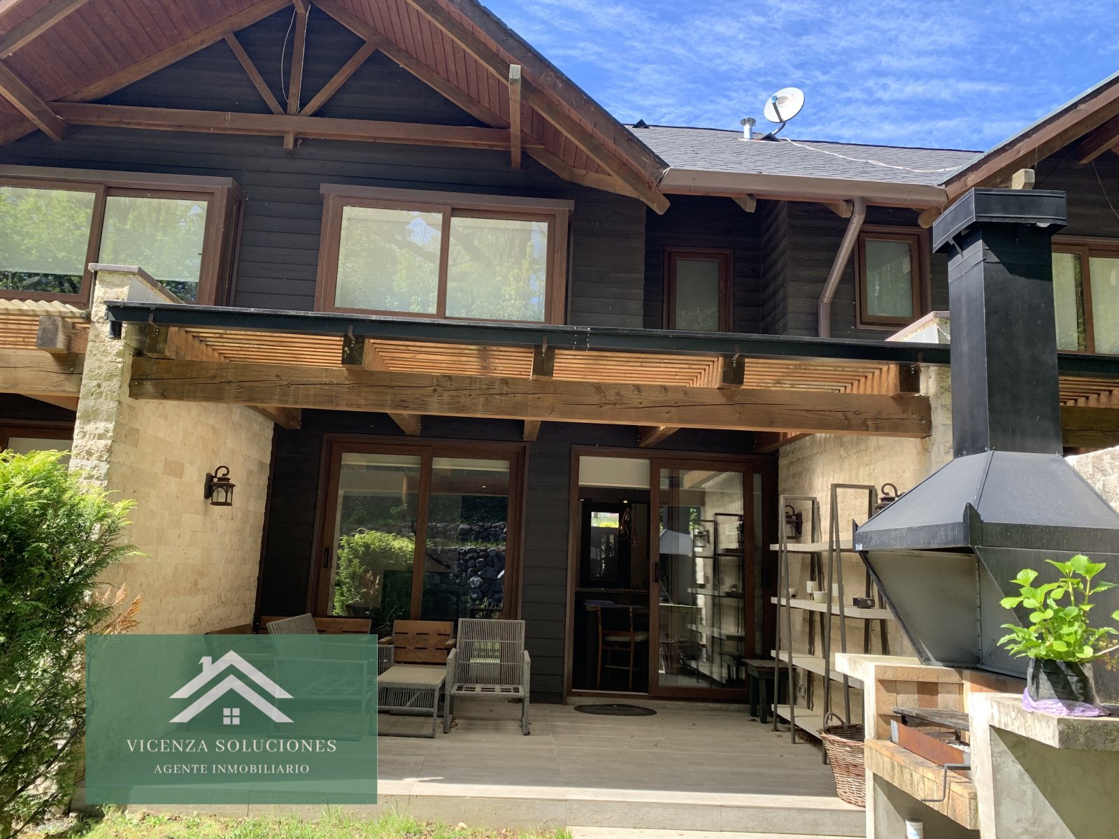 Vendo Hermosa Casa estilo Townhouse en Condominio Pucón a pasos del Lago, Pucó