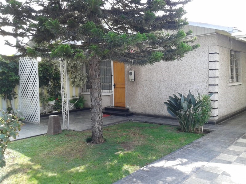 Casa en venta de 3 dorm. en Santiago